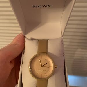 Fashionable gold watch